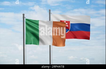 Drapeau de la République slovaque ou de la Slovaquie et de l'Irlande agitant ensemble dans le vent sur le ciel bleu, concept de coopération entre deux pays Banque D'Images