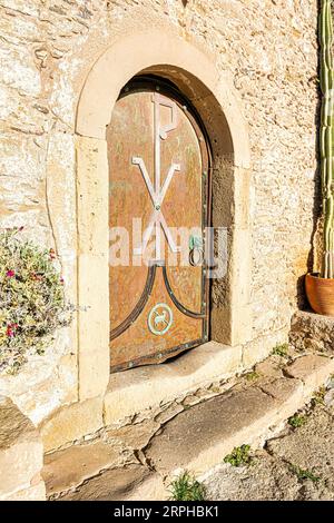 Porte métallique au monastère de Toplou dans la partie nord-est de la Crète, Grèce. Banque D'Images