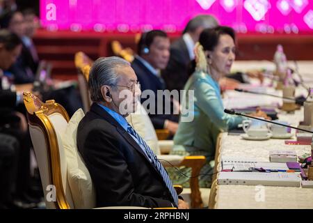 191104 -- BANGKOK, le 4 novembre 2019 -- le Premier ministre malaisien Mahathir Mohamad Front participe au 22e Sommet de l'ASEAN plus trois à Bangkok, Thaïlande, le 4 novembre 2019. L’Association des nations de l’Asie du Sud-est, la Chine, le Japon et la Corée du Sud ASEAN plus trois pays ou 103 se sont engagés ici lundi à améliorer la connectivité régionale pour réaliser leurs efforts collectifs en faveur de l’intégration régionale et promouvoir le développement durable. THAÏLANDE-BANGKOK-ASEAN PLUS TROIS SOMMETS ZHUXWEI PUBLICATIONXNOTXINXCHN Banque D'Images