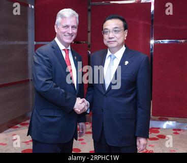 191104 -- BANGKOK, le 4 novembre 2019 -- le premier ministre chinois Li Keqiang rencontre Robert O Brien, conseiller à la sécurité nationale du président américain Donald Trump et chef de la délégation américaine au 14e Sommet de l'Asie de l'est, à Bangkok, Thaïlande, le 4 novembre 2019. THAÏLANDE-BANGKOK-CHINE-LI KEQIANG-U.S.-ROBERT O BRIEN-MEETING YAOXDAWEI PUBLICATIONXNOTXINXCHN Banque D'Images