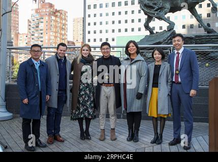 191104 -- NEW YORK, 4 novembre 2019 -- les invités posent pour des photos lors d'une avant-première spéciale du NYC Winter Lantern Festival 2019 à New York, aux États-Unis, le 4 novembre 2019. Le festival des lanternes d'hiver de New York 2019 est prévu pour ouvrir au Snug Harbor Cultural Center & Botanical Garden à Staten Island de New York le 20 novembre, présentant plus de 1 000 lanternes chinoises artisanales, avec des spectacles en direct et des expositions interactives pour les visiteurs du monde entier. US-NEW YORK-WINTER LANTERN FESTIVAL WANGXYING PUBLICATIONXNOTXINXCHN Banque D'Images