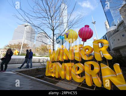 191104 -- NEW YORK, 4 novembre 2019 -- les gens passent devant une lanterne lors d'une avant-première spéciale du NYC Winter Lantern Festival 2019 à New York, aux États-Unis, le 4 novembre 2019. Le festival des lanternes d'hiver de New York 2019 est prévu pour ouvrir au Snug Harbor Cultural Center & Botanical Garden à Staten Island de New York le 20 novembre, présentant plus de 1 000 lanternes chinoises artisanales, avec des spectacles en direct et des expositions interactives pour les visiteurs du monde entier. US-NEW YORK-WINTER LANTERN FESTIVAL WANGXYING PUBLICATIONXNOTXINXCHN Banque D'Images