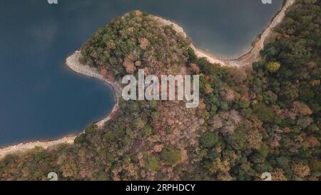 191106 -- HUANGSHAN, 6 novembre 2019 -- une photo aérienne prise le 6 novembre 2019 montre une vue du point pittoresque du lac Taiping dans la ville de Huangshan, province de l'Anhui dans l'est de la Chine. CHINE-ANHUI-TAIPING LAKE CN ZhangxDuan PUBLICATIONxNOTxINxCHN Banque D'Images