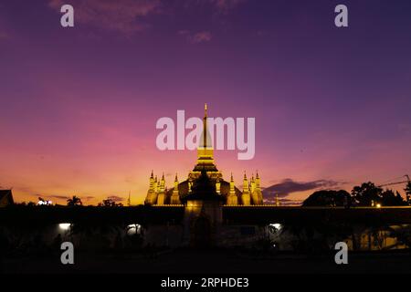 191106 -- PÉKIN, 6 novembre 2019 -- la photo prise le 5 novembre 2019 montre la vue de ce Luang Stupa à Vientiane, Laos. Comme l'un des festivals les plus importants au Laos, la célébration de ce Festival de Luang, ou Boun That Luang, a commencé à Vientiane mardi. Photo de /Xinhua XINHUA PHOTOS DU JOUR KaikeoxSaiyasane PUBLICATIONxNOTxINxCHN Banque D'Images