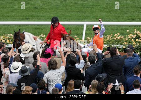 191106 -- BEIJING, 6 novembre 2019 -- le Jockey Craig Williams Top R Rides prononce un serment et déclare sa victoire lors de la Melbourne Cup Day à Melbourne, en Australie, le 5 novembre 2019. Photo de /Xinhua XINHUA PHOTOS DU JOUR GuixQing PUBLICATIONxNOTxINxCHN Banque D'Images