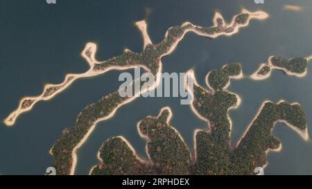 191106 -- HUANGSHAN, 6 novembre 2019 -- une photo aérienne prise le 6 novembre 2019 montre une vue du point pittoresque du lac Taiping dans la ville de Huangshan, province de l'Anhui dans l'est de la Chine. CHINE-ANHUI-TAIPING LAKE CN ZhangxDuan PUBLICATIONxNOTxINxCHN Banque D'Images
