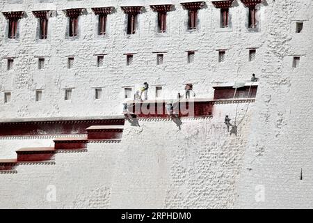 191106 -- LHASSA, 6 novembre 2019 -- des ouvriers peignent le mur du palais du Potala à Lhassa, dans la région autonome du Tibet du sud-ouest de la Chine, 2 novembre 2019. Chaque année, des ouvriers et des centaines de bénévoles locaux se réunissent au palais du Potala à Lhassa pour donner un coup de fouet à l'ancien palais. Le palais vieux de 1 300 ans est un point de repère de Lhassa. Il a accueilli 1,45 millions de touristes en 2017. Le palais a été inscrit sur la liste du patrimoine mondial de l'UNESCO en 1994. Il faut généralement environ une douzaine de jours pour peindre le palais en préparation du prochain Lhabab Duchen, qui est censé être le jour où le Bouddha est descendu de la Banque D'Images