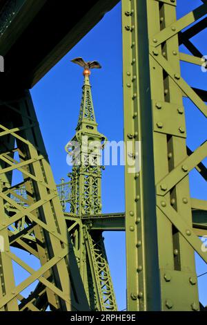 Un Turul doré (un oiseau mythologique ressemblant à un faucon) au sommet du pont de la liberté (Szabadsag HID) à Budapest, en Hongrie Banque D'Images