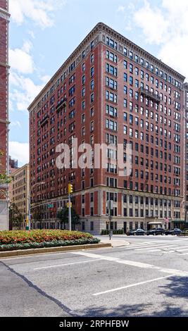 Upper East Side : Emery Roth a conçu le 1175 Park Avenue dans un style néo-Renaissance. L'immeuble emblématique a été construit en 1925. Banque D'Images