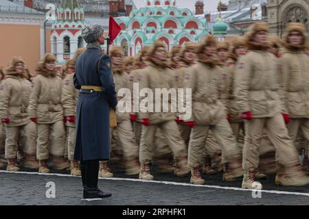 191107 -- MOSCOU, le 7 novembre 2019 Xinhua -- des soldats russes participent à un défilé sur la place Rouge à Moscou, Russie, le 7 novembre 2019, pour marquer le 78e anniversaire du légendaire défilé militaire en 1941. Le défilé du 7 novembre 1941 a eu lieu après que la Russie se soit jointe à la Seconde Guerre mondiale et visait à remonter le moral alors que les forces allemandes nazies approchaient de Moscou. Les troupes qui assistent à la parade se dirigent directement vers la ligne de front à l'extérieur de Moscou après la parade. Xinhua/Evgeny Sinitsyn RUSSIE-MOSCOU-PARADE CARRÉE ROUGE PUBLICATIONxNOTxINxCHN Banque D'Images