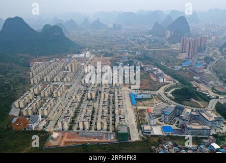 191107 -- LUOCHENG, 7 novembre 2019 -- une photo aérienne prise le 6 novembre 2019 montre une vue d'une zone de relocalisation et de ses installations de soutien pour les populations ethniques Mulao dans le comté de luocheng, dans la région autonome de Guangxi Zhuang, dans le sud de la Chine. Wu Caizhong est une ethnie Mulao âgée de 36 ans. Sa famille, avec d'autres Mulao, vivait à Xiayantun du village de Mianhua, un village en proie à un développement inadéquat en raison de la désertification rocheuse karstique et des mauvaises conditions de circulation. En juin 2018, la famille de Wu et d autres villageois ont été réinstallés dans un nouveau quartier résidentiel pour les Mulao à Luoche Banque D'Images