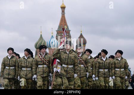 Actualités Bilder des Tages 191107 -- MOSCOU, le 7 novembre 2019 Xinhua -- des soldats russes participent à un défilé sur la place Rouge à Moscou, Russie, le 7 novembre 2019, pour marquer le 78e anniversaire du légendaire défilé militaire en 1941. Le défilé du 7 novembre 1941 a eu lieu après que la Russie se soit jointe à la Seconde Guerre mondiale et visait à remonter le moral alors que les forces allemandes nazies approchaient de Moscou. Les troupes qui assistent à la parade se dirigent directement vers la ligne de front à l'extérieur de Moscou après la parade. Xinhua/Evgeny Sinitsyn RUSSIE-MOSCOU-PARADE CARRÉE ROUGE PUBLICATIONxNOTxINxCHN Banque D'Images