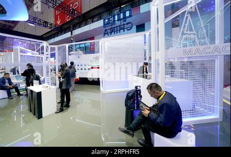 191107 -- SHANGHAI, le 7 novembre 2019 -- les gens visitent la zone d'exposition de Macao au pavillon de la Chine lors de la deuxième China International Import Expo CIIE à Shanghai, dans l'est de la Chine, le 7 novembre 2019. CIIECHINA-SHANGHAI-CIIE-PAYS EXPOSITION-CHINE PAVILLON CN CHENXJIANLI PUBLICATIONXNOTXINXCHN Banque D'Images