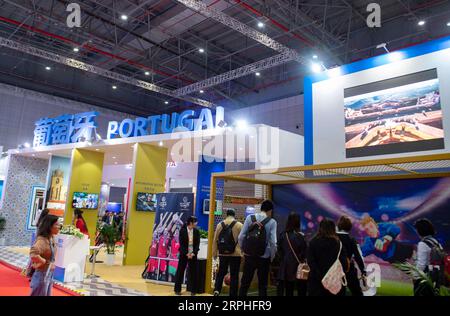 191107 -- SHANGHAI, le 7 novembre 2019 -- des visiteurs visitent le pavillon du Portugal lors de la deuxième China International Import Expo CIIE à Shanghai, dans l'est de la Chine, le 7 novembre 2019. CIIECHINA-SHANGHAI-CIIE-COUNTRY EXHIBITION CN PURBUXZHAXI PUBLICATIONXNOTXINXCHN Banque D'Images