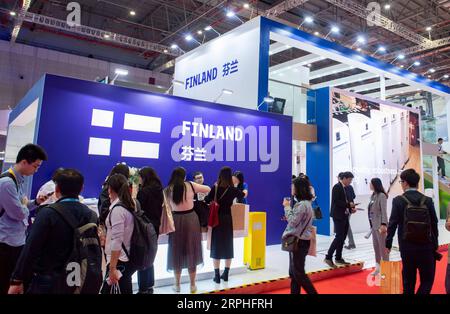 191107 -- SHANGHAI, le 7 novembre 2019 -- des visiteurs visitent le pavillon de la Finlande lors de la deuxième China International Import Expo CIIE à Shanghai, dans l'est de la Chine, le 7 novembre 2019. CIIECHINA-SHANGHAI-CIIE-COUNTRY EXHIBITION CN PURBUXZHAXI PUBLICATIONXNOTXINXCHN Banque D'Images