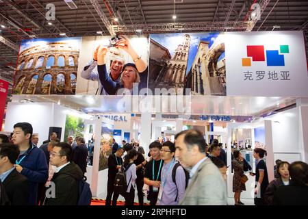 191107 -- SHANGHAI, le 7 novembre 2019 -- des visiteurs visitent le pavillon de la Croatie lors de la deuxième China International Import Expo CIIE à Shanghai, dans l'est de la Chine, le 7 novembre 2019. CIIECHINA-SHANGHAI-CIIE-COUNTRY EXHIBITION CN PURBUXZHAXI PUBLICATIONXNOTXINXCHN Banque D'Images