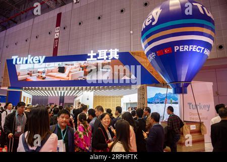 191107 -- SHANGHAI, le 7 novembre 2019 -- des visiteurs visitent le pavillon de la Turquie lors de la deuxième China International Import Expo CIIE à Shanghai, dans l'est de la Chine, le 7 novembre 2019. CIIECHINA-SHANGHAI-CIIE-COUNTRY EXHIBITION CN PURBUXZHAXI PUBLICATIONXNOTXINXCHN Banque D'Images