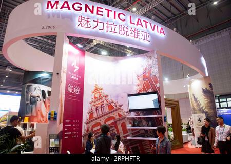 191107 -- SHANGHAI, le 7 novembre 2019 -- des visiteurs visitent le pavillon de Lettonie lors de la deuxième China International Import Expo CIIE à Shanghai, dans l'est de la Chine, le 7 novembre 2019. CIIECHINA-SHANGHAI-CIIE-COUNTRY EXHIBITION CN PURBUXZHAXI PUBLICATIONXNOTXINXCHN Banque D'Images