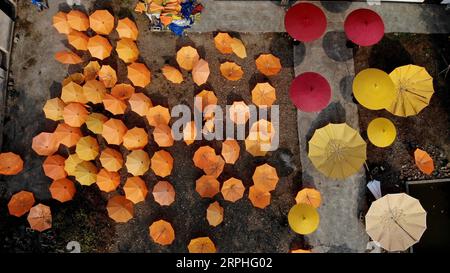 191107 -- JINGXIAN, 7 novembre 2019 -- une photo aérienne prise le 7 novembre 2019 montre des parapluies en toile cirée nouvellement fabriqués à l'usine de parapluies en toile cirée de Guomin dans le comté de Jingxian, province de l'Anhui dans l'est de la Chine. Le parapluie, fait de tissu huilé et cadre en bambou, est un artisanat traditionnel chinois. L'artisanat de fabrication de parapluies en toile cirée avec 12 procédures est un patrimoine culturel immatériel au niveau provincial. Il faut une semaine pour fabriquer le parapluie. La production annuelle de Guomin Oilcloth Umbrella Plant dans le village de Gufeng du comté de Jingxian est d'environ 100 000. Ses produits vont également dans le monde entier car les parapluies sont vendus à Germa Banque D'Images