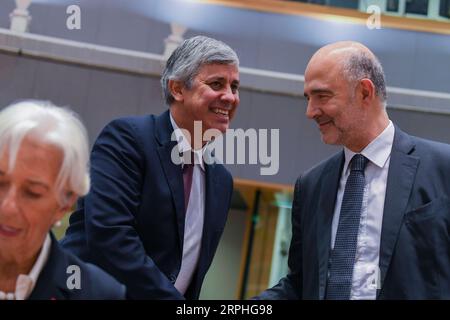 191107 -- BRUXELLES, le 7 novembre 2019 -- Mario Centeno 2nd R, président de l'Eurogroupe, s'entretient avec le commissaire européen chargé des affaires économiques et financières, de la fiscalité et des douanes Pierre Moscovici 1st R avant la réunion de l'Eurogroupe à Bruxelles, Belgique, le 7 novembre 2019. La Commission européenne a déclaré jeudi que le PIB du produit intérieur brut de la zone euro devrait augmenter de 1,1 pour cent en 2019 et de 1,2 pour cent en 2020 et 2021. Par rapport aux projections publiées par le bras exécutif de l Union européenne en juillet, les prévisions de croissance ont été revues à la baisse de 0,1 points de pourcentage pour 2019 et 0,2 PER Banque D'Images