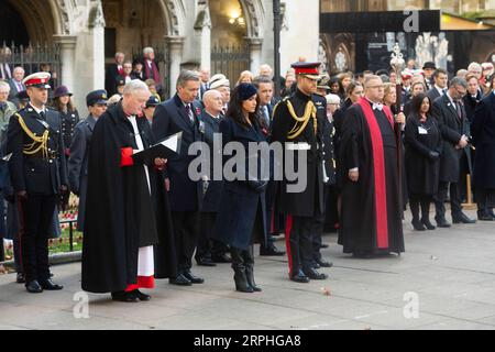 191107 -- LONDRES, le 7 novembre 2019 Xinhua -- le prince Harry, duc de Sussex 2e L, devant, et son épouse Meghan Markle 1e L, devant, duchesse de Sussex, assistent au 91e champ du souvenir à l'abbaye de Westminster à Londres, en Grande-Bretagne, le 7 novembre 2019. Le champ du souvenir se tient sur le terrain de l abbaye depuis 1928. Cette année, des centaines de petites croix portant des pétales de pavot ont été plantées dans le champ du souvenir pour rendre hommage aux militaires britanniques qui ont perdu la vie dans des conflits. Photo de Ray Tang/Xinhua BRITAIN-LONDRES-91ST FIELD OF REMEMBRANCE-WESTMINSTER ABBEY pu Banque D'Images