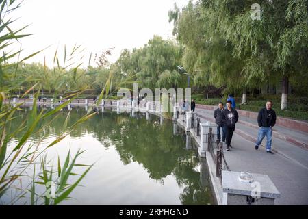 191108 -- URUMQI, le 8 novembre 2019 -- visite de la place publique Nanhu à Urumqi, dans la région autonome ouïgoure du Xinjiang, au nord-ouest de la Chine, le 4 octobre 2019. Le nombre de touristes dans la région autonome ouïgoure du Xinjiang du nord-ouest de la Chine a dépassé les 200 millions de janvier à octobre de cette année, en hausse de 42,62 pour cent d'une année sur l'autre, selon les autorités locales. CHINE-XINJIANG-TOURISME CN DingxLei PUBLICATIONxNOTxINxCHN Banque D'Images