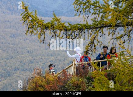 191108 -- URUMQI, le 8 novembre 2019 -- des touristes visitent le site pittoresque de Kanas à Altay, dans la région autonome ouïgoure du Xinjiang, au nord-ouest de la Chine, le 23 septembre 2019. Le nombre de touristes dans la région autonome ouïgoure du Xinjiang du nord-ouest de la Chine a dépassé les 200 millions de janvier à octobre de cette année, en hausse de 42,62 pour cent d'une année sur l'autre, selon les autorités locales. CHINE-XINJIANG-TOURISME CN WangxFei PUBLICATIONxNOTxINxCHN Banque D'Images