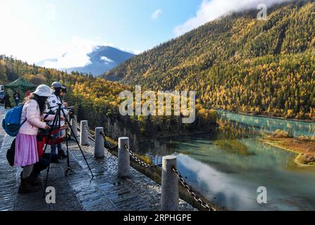 191108 -- URUMQI, 8 novembre 2019 -- des touristes prennent des photos dans la région pittoresque de Kanas à Altay, dans la région autonome ouïgoure du Xinjiang, au nord-ouest de la Chine, le 25 septembre 2019. Le nombre de touristes dans la région autonome ouïgoure du Xinjiang du nord-ouest de la Chine a dépassé les 200 millions de janvier à octobre de cette année, en hausse de 42,62 pour cent d'une année sur l'autre, selon les autorités locales. CHINE-XINJIANG-TOURISME CN WangxFei PUBLICATIONxNOTxINxCHN Banque D'Images