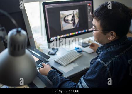 191109 -- PÉKIN, le 9 novembre 2019 -- Liu Gaochao scanne des films dans son studio de Pékin, capitale de la Chine, le 26 octobre 2019. Cela fait plus de cinq ans que Liu Gaochao a embrassé une carrière dans le développement cinématographique. Au sommet d'un manoir de grande hauteur à côté de la station Liufang de la ligne 13 du métro de Pékin, Liu gère un studio, New Wave film Lab, qui lui fournit également un endroit où vivre. En 2012, Liu a quitté sa ville natale dans la province du Henan au centre de la Chine et s est dirigé vers Pékin à la recherche de meilleures opportunités. Après s'être installé dans la capitale, il est tombé sur la photographie de film et est tombé pour l'art analogique presque moi Banque D'Images