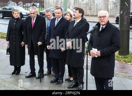 191109 -- BERLIN, 9 novembre 2019 -- le président allemand Frank-Walter Steinmeier 1e R, Front, le président hongrois Janos Ader 2e R, Front, le président polonais Andrzej Duda C, Front, le président tchèque Milos Zeman 2e L, Front, et le président slovaque Zuzana Caputova 1st L, Front assistent à une commémoration pour marquer le 30e anniversaire de la chute du mur de Berlin à Berlin, capitale de l'Allemagne, le 9 novembre 2019. L’Allemagne a célébré samedi le 30e anniversaire de la chute du mur de Berlin. ALLEMAGNE-BERLIN-CHUTE DU MUR DE BERLIN-30E ANNIVERSAIRE-COMMÉMORATION SHANXYUQI PUBLICATIONXNOTXINXCHN Banque D'Images