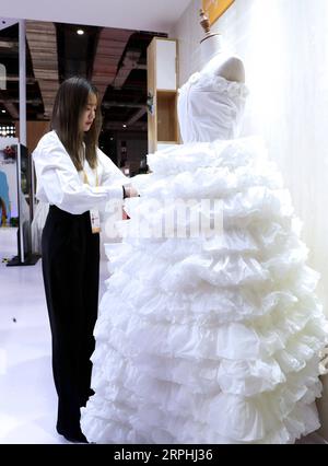 191110 -- SHANGHAI, 10 novembre 2019 -- Un membre du personnel organise une robe de mariée en papier dans la zone d'exposition Lifestyles de la deuxième China International Import Expo CIIE à Shanghai, dans l'est de la Chine, le 6 novembre 2019. La deuxième China International Import Expo se déroulera du 5 au 10 novembre à Shanghai. CIIECHINA-SHANGHAI-CIIE-LIFESTYLES ZONE D'EXPOSITION CN LIUXYING PUBLICATIONXNOTXINXCHN Banque D'Images