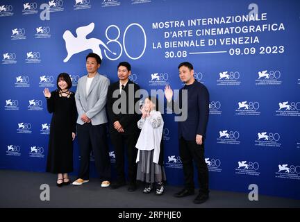 Venise, Italie. 4 septembre 2023. Le réalisateur Ryusuke Hamaguchi (1st R) et son équipe assistent à un photocall pour le film 'Evil Does Not exist' lors du 80e Festival International du film de Venise à Venise, Italie, le 4 septembre 2023. Crédit : Jin Mamengni/Xinhua/Alamy Live News Banque D'Images