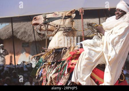 191110 -- NIKKI BENIN, 10 novembre 2019 Xinhua -- Un homme donne un spectacle équestre au festival Gaani à Nikki, Bénin, le 9 novembre 2019. Le festival de deux jours propose des danses tribales traditionnelles et des spectacles équestres. C’est la fête la plus importante du peuple Bariba du Bénin et elle est conçue pour célébrer la victoire et la joie. Photo de Seraphin Zounyekpe/Xinhua BENIN-NIKKI-GAANI FESTIVAL PUBLICATIONxNOTxINxCHN Banque D'Images