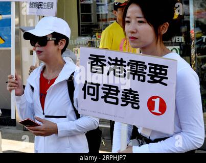 191111 -- HONG KONG, le 11 novembre 2019 -- des citoyens participent à une campagne de soutien à Junius Ho, membre du Conseil législatif de la région administrative spéciale de Hong Kong, à Hong Kong, dans le sud de la Chine, le 10 novembre 2019. Lorsque Junius Ho est réapparu à son stand de rue pour la campagne électorale dimanche matin, de nombreux résidents de Hong Kong se sont réunis pour l'encourager. Le candidat à la prochaine élection du conseil de district de Hong Kong a été attaqué et poignardé pendant la campagne il y a quelques jours. CHINE-HONG KONG-JUNIUS HO-CITOYENS-SOUTIEN CN ZHUXXIANG PUBLICATIONXNOTXINXCHN Banque D'Images