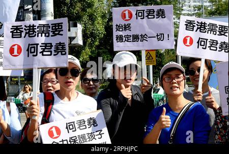 191111 -- HONG KONG, le 11 novembre 2019 -- des citoyens participent à une campagne de soutien à Junius Ho, membre du Conseil législatif de la région administrative spéciale de Hong Kong, à Hong Kong, dans le sud de la Chine, le 10 novembre 2019. Lorsque Junius Ho est réapparu à son stand de rue pour la campagne électorale dimanche matin, de nombreux résidents de Hong Kong se sont réunis pour l'encourager. Le candidat à la prochaine élection du conseil de district de Hong Kong a été attaqué et poignardé pendant la campagne il y a quelques jours. CHINE-HONG KONG-JUNIUS HO-CITOYENS-SOUTIEN CN ZHUXXIANG PUBLICATIONXNOTXINXCHN Banque D'Images