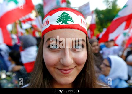 191111 -- PÉKIN, le 11 novembre 2019 -- Une jeune fille participe à une manifestation contre les politiques du gouvernement à Beyrouth, au Liban, le 10 novembre 2019. Photo de /Xinhua XINHUA PHOTOS DU JOUR BilalxJawich PUBLICATIONxNOTxINxCHN Banque D'Images