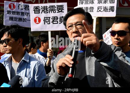 191111 -- HONG KONG, le 11 novembre 2019 -- Junius Ho, membre du Conseil législatif de la région administrative spéciale de Hong Kong, prend la parole lors de son stand de rue pour la campagne électorale à Hong Kong, dans le sud de la Chine, le 10 novembre 2019. Lorsque Junius Ho est réapparu à son stand de rue pour la campagne électorale dimanche matin, de nombreux résidents de Hong Kong se sont réunis pour l'encourager. Le candidat à la prochaine élection du conseil de district de Hong Kong a été attaqué et poignardé pendant la campagne il y a quelques jours. CHINE-HONG KONG-JUNIUS HO-CITOYENS-SOUTIEN CN ZHUXXIANG PUBLICATIONXNOTXINXCHN Banque D'Images