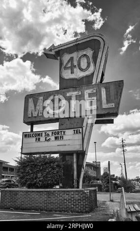 RT 40 (Broad St) Motel signe à Columbus Ohio. Noir et blanc Banque D'Images