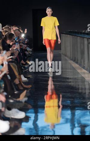 191111 -- BUDAPEST, 11 novembre 2019 -- Un mannequin présente une création de la marque hongroise Cukovy à la semaine de la mode en Europe centrale de Budapest à Budapest, Hongrie, le 10 novembre 2019. Photo de /Xinhua HUNGARY-BUDAPEST-FASHION SHOW AttilaxVolgyi PUBLICATIONxNOTxINxCHN Banque D'Images