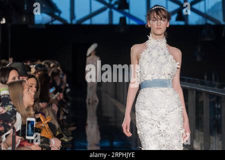 191111 -- BUDAPEST, le 11 novembre 2019 -- des mannequins présentent des créations de la créatrice de mode hongroise Nora SARMAN à la semaine de la mode en Europe centrale de Budapest à Budapest, Hongrie, le 10 novembre 2019. Photo de /Xinhua HUNGARY-BUDAPEST-FASHION SHOW AttilaxVolgyi PUBLICATIONxNOTxINxCHN Banque D'Images