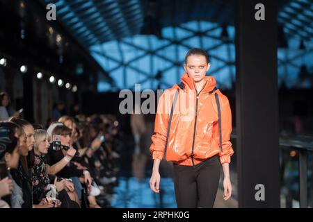 191111 -- BUDAPEST, 11 novembre 2019 -- des mannequins présentent des créations de la marque hongroise Cukovy à la semaine de la mode en Europe centrale de Budapest à Budapest, Hongrie, le 10 novembre 2019. Photo de /Xinhua HUNGARY-BUDAPEST-FASHION SHOW AttilaxVolgyi PUBLICATIONxNOTxINxCHN Banque D'Images