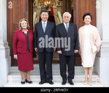 191111 -- ATHÈNES, le 11 novembre 2019 -- le président chinois Xi Jinping et son épouse Peng Liyuan posent pour des photos de groupe avec le président grec Prokopis Pavlopoulos et son épouse Vlassia Pavlopoulou-Peltsemi à Athènes, Grèce, le 11 novembre 2019. GRÈCE-ATHÈNES-XI JINPING-PRÉSIDENT GREC-POURPARLERS YAOXDAWEI PUBLICATIONXNOTXINXCHN Banque D'Images