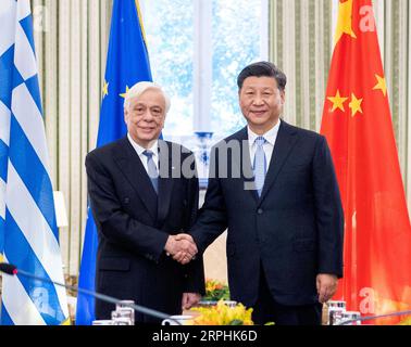 191111 -- ATHÈNES, le 11 novembre 2019 -- le président chinois Xi Jinping s'entretient avec le président grec Prokopis Pavlopoulos à Athènes, en Grèce, le 11 novembre 2019. GRÈCE-ATHÈNES-XI JINPING-PRÉSIDENT GREC-PARLE LIXXUEREN PUBLICATIONXNOTXINXCHN Banque D'Images