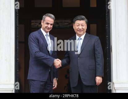 191111 -- ATHÈNES, le 11 novembre 2019 -- le président chinois Xi Jinping rencontre le Premier ministre grec Kyriakos Mitsotakis à Athènes, en Grèce, le 11 novembre 2019. GRÈCE-ATHÈNES-XI JINPING-GREEK PM-TALKS YAOXDAWEI PUBLICATIONXNOTXINXCHN Banque D'Images