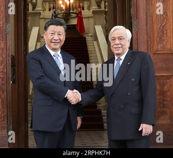 191111 -- ATHÈNES, le 11 novembre 2019 -- le président chinois Xi Jinping s'entretient avec le président grec Prokopis Pavlopoulos à Athènes, en Grèce, le 11 novembre 2019. GRÈCE-ATHÈNES-XI JINPING-PRÉSIDENT GREC-POURPARLERS YAOXDAWEI PUBLICATIONXNOTXINXCHN Banque D'Images