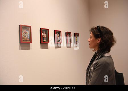 191112 -- TIRANA, le 12 novembre 2019 -- Une femme visite une exposition pour marquer le 70e anniversaire de l'établissement de relations diplomatiques entre la Chine et l'Albanie au Centre pour l'ouverture et le dialogue COD du bureau du Premier ministre albanais à Tirana, Albanie, le 11 novembre 2019. L'exposition, organisée par la COD en coopération avec l'Ambassade de Chine en Albanie, est intitulée Beyond Memories . L'exposition a rassemblé une collection de timbres commémoratifs sur la Chine émis par la poste albanaise de 1968 à 2009, ainsi que des œuvres d'art traditionnelles chinoises de la ville de Nanjing. ALBANIE-TIRAN Banque D'Images