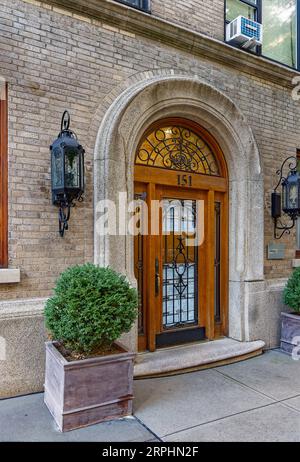 Upper East Side : Emery Roth a conçu le Tacoma, un immeuble d'appartements de taille moyenne situé au 151 East 80th Street, à l'angle de Lexington Avenue. Banque D'Images