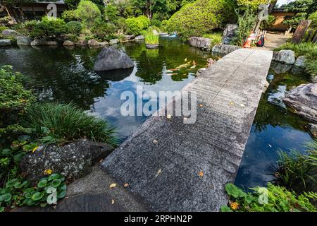 Nihon Teien Ryobo Momijitei - bien que l'établissement soit officiellement un cimetière delux, il est en fait ouvert au public avec deux gardes japonaises distinctes Banque D'Images