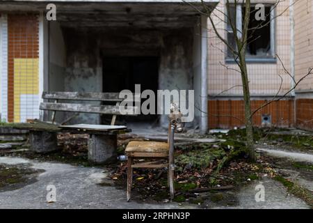 191113 -- KIEV, 13 novembre 2019 -- une photo prise le 12 novembre 2019 montre les débris dans la ville de Pripyat près de la centrale nucléaire de Tchernobyl en Ukraine. La centrale nucléaire de Tchernobyl, située à quelque 110 km au nord de Kiev, a été le témoin de l'un des pires accidents nucléaires de l'histoire de l'humanité le 26 avril 1986. À mesure que les niveaux de rayonnement diminuaient, la zone de 30 kilomètres carrés autour de la centrale a été officiellement ouverte aux touristes en 2010. Des visites guidées de l'usine ont été lancées en 2018. UKRAINE-KIEV-TCHERNOBYL CENTRALE BaixXueqi PUBLICATIONxNOTxINxCHN Banque D'Images