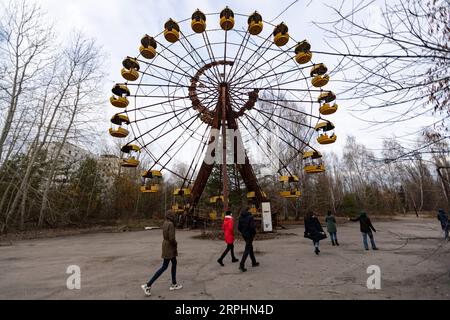 191113 -- KIEV, le 13 novembre 2019 -- visite d'un parc d'attractions désert près de la centrale nucléaire de Tchernobyl en Ukraine, le 12 novembre 2019. La centrale nucléaire de Tchernobyl, située à quelque 110 km au nord de Kiev, a été le témoin de l'un des pires accidents nucléaires de l'histoire de l'humanité le 26 avril 1986. À mesure que les niveaux de rayonnement diminuaient, la zone de 30 kilomètres carrés autour de la centrale a été officiellement ouverte aux touristes en 2010. Des visites guidées de l'usine ont été lancées en 2018. UKRAINE-KIEV-TCHERNOBYL CENTRALE BaixXueqi PUBLICATIONxNOTxINxCHN Banque D'Images